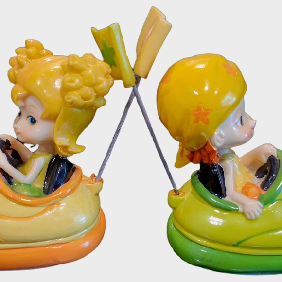 Polystone Tweeny Girl Bumper Car Derby Figurines With Flags Green and Yellow - Picture 3 of 3